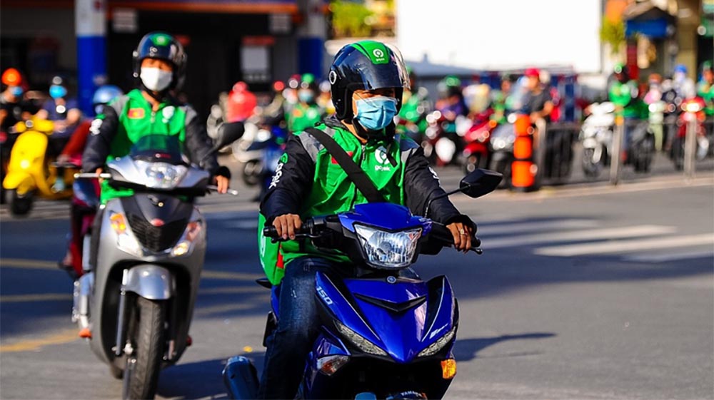 Gojek rút khỏi Việt Nam: Bác tài choáng váng "không biết nói vợ thế nào"