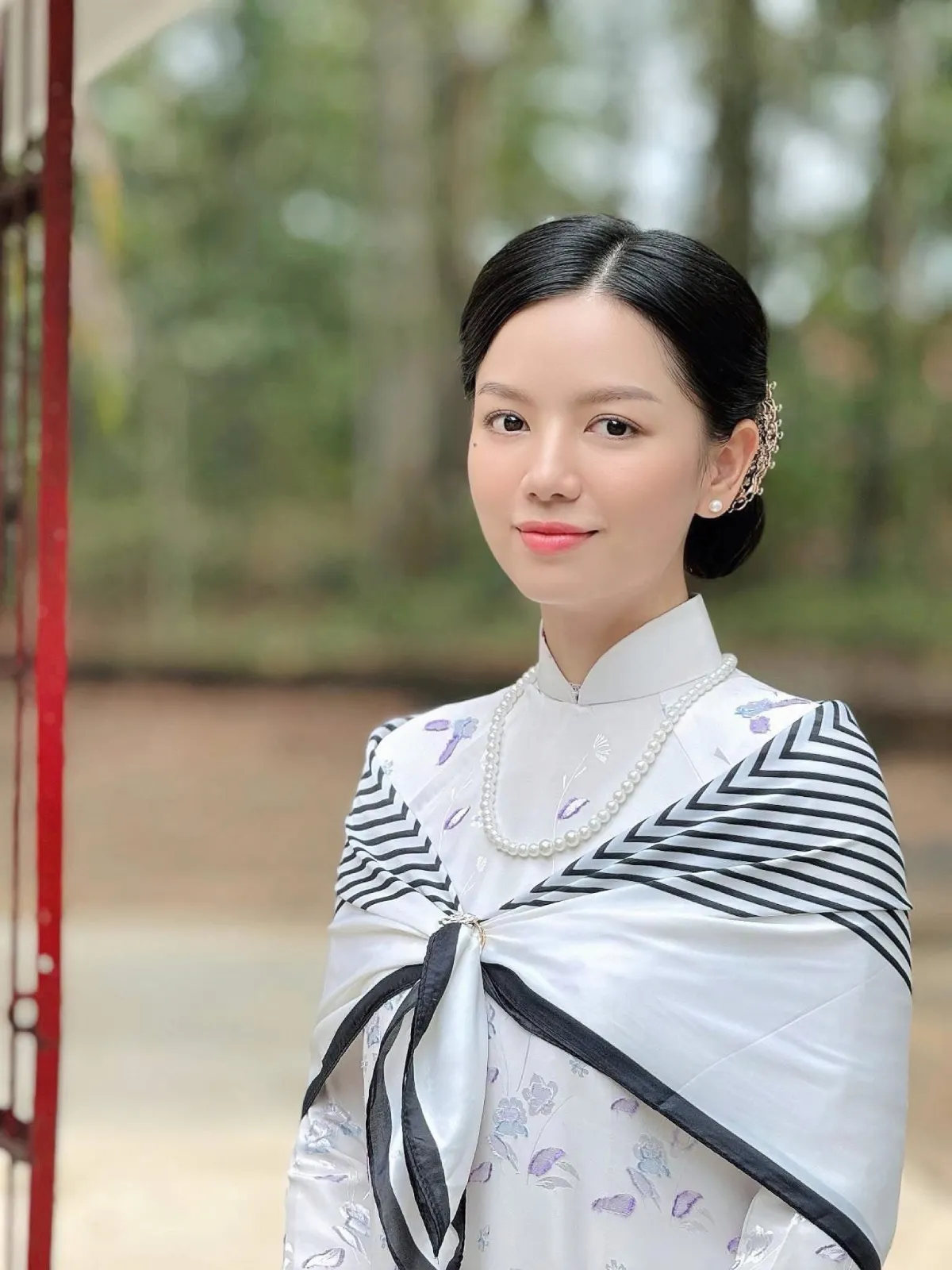 Lê Hạ Anh trong vai nữ chính phim Mưa Đỏ