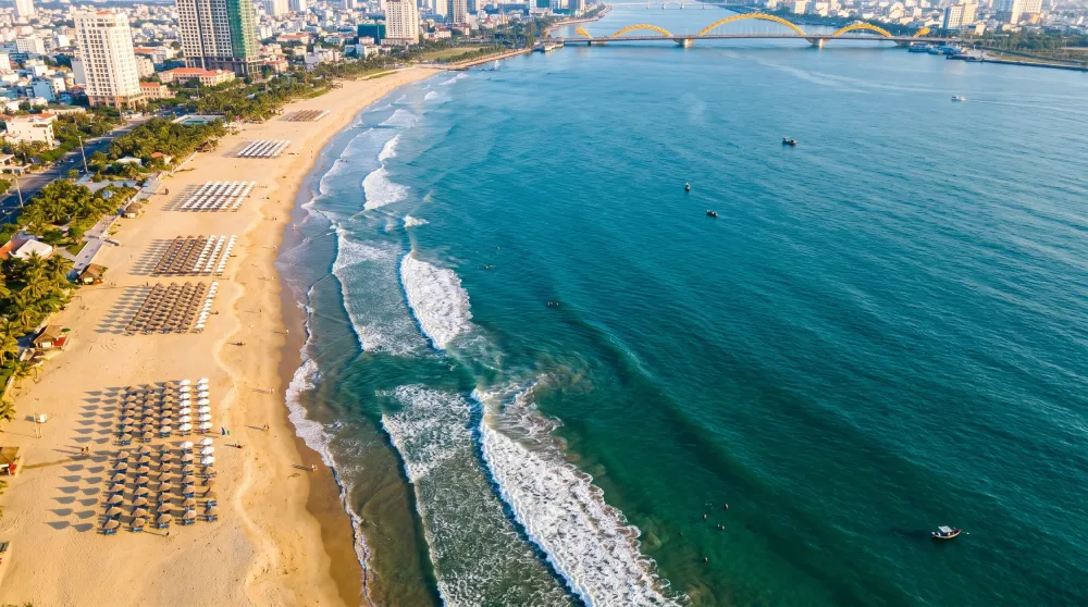 Mỹ Khê, Đà Nẵng — Bầu trời rộng + đường cong biển = cinematic